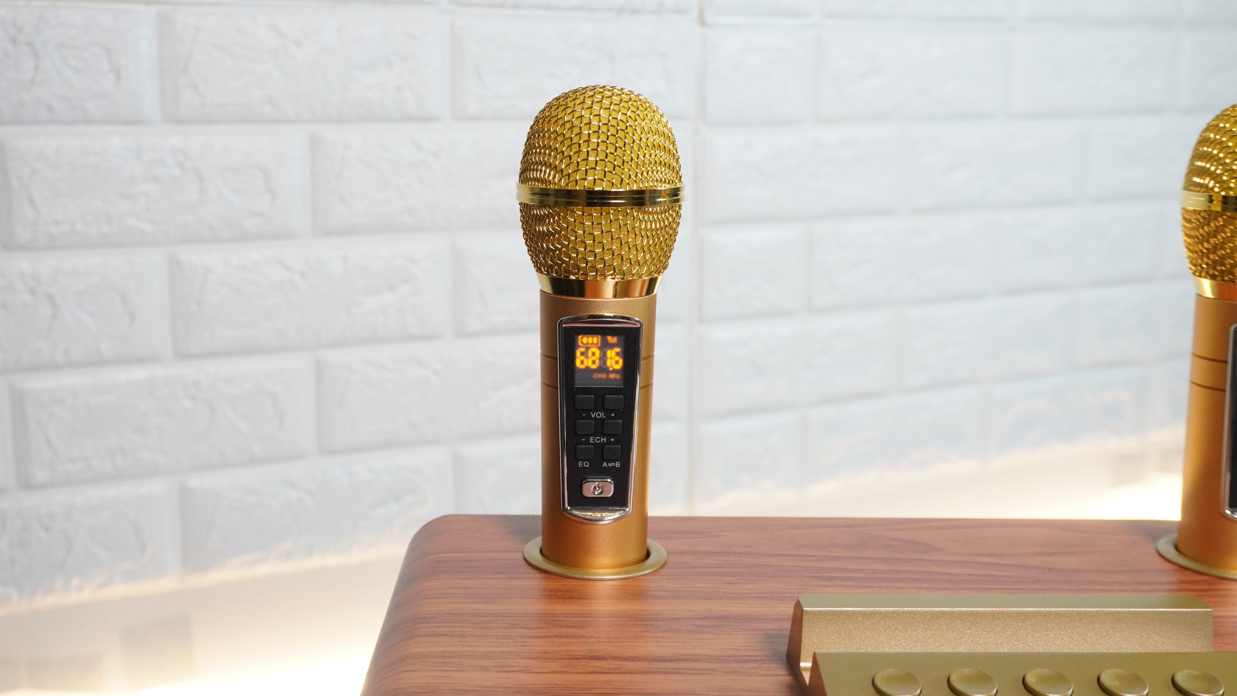 Loa karaoke bluetooth KEI K08 - Tặng kèm 2 micro không dây có màn hình LCD - Sạc pin cho micro ngay trên loa - Chỉnh bass treble echo trên micro – Đầy đủ cổng kết nối USB, AUX, TF card - Loa xách tay du lịch cực chất