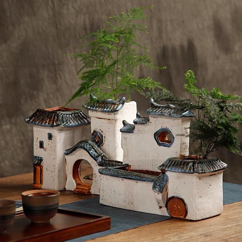 Chậu trồng cây hình ngôi nhà cổ, chất liệu gốm sứ