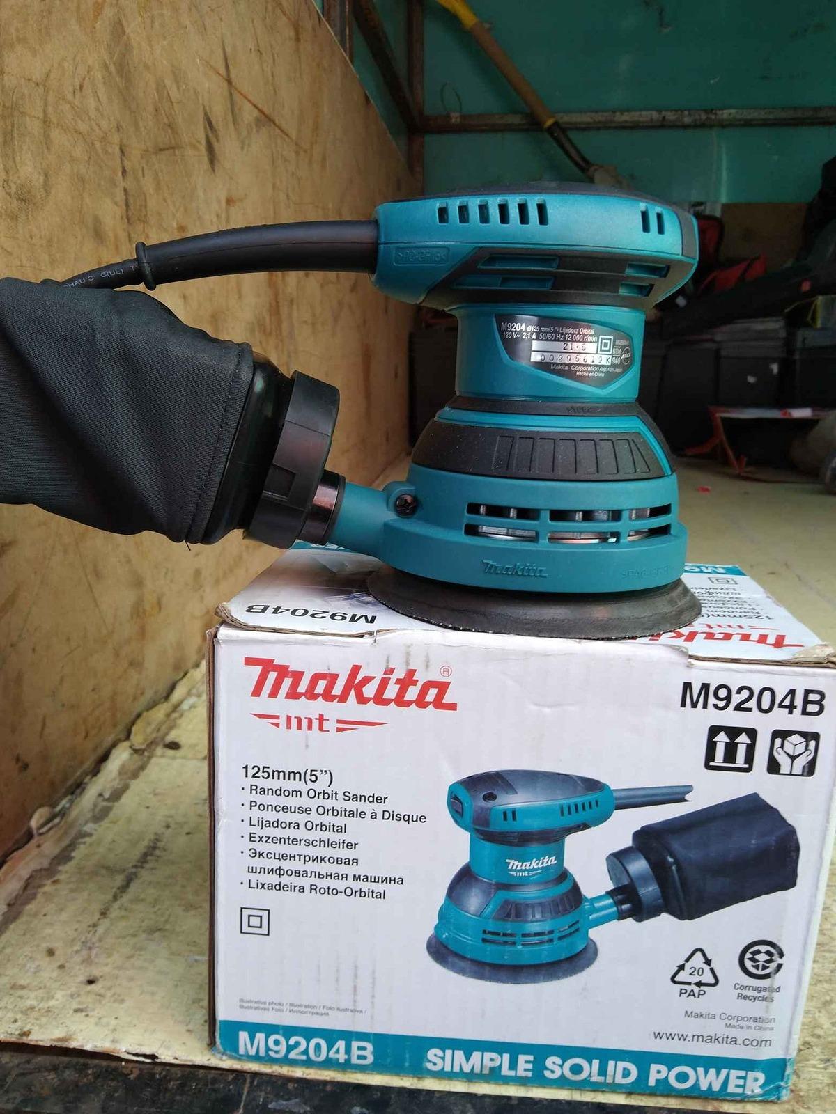 MÁY CHÀ NHÁM TRÒN 125MM 240W MAKITA M9204B - HÀNG CHÍNH HÃNG