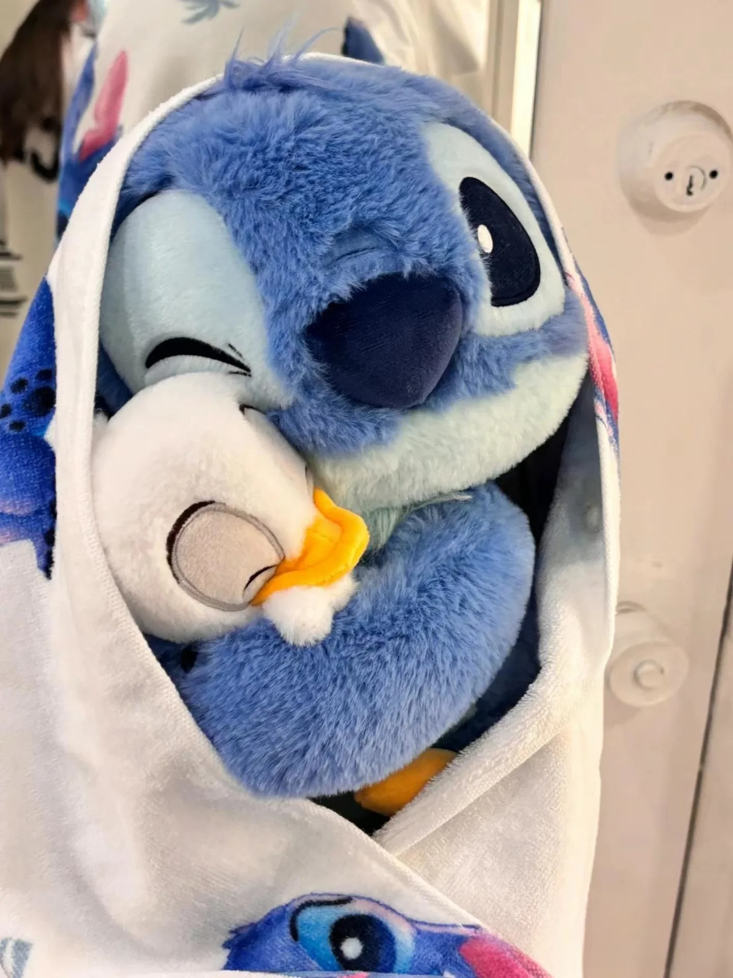 Thú nhồi bông Stitch ôm vịt đáng yêu - Size 22cm - Gồm 1 Stitch và Một Bé Vịt Rời Cute