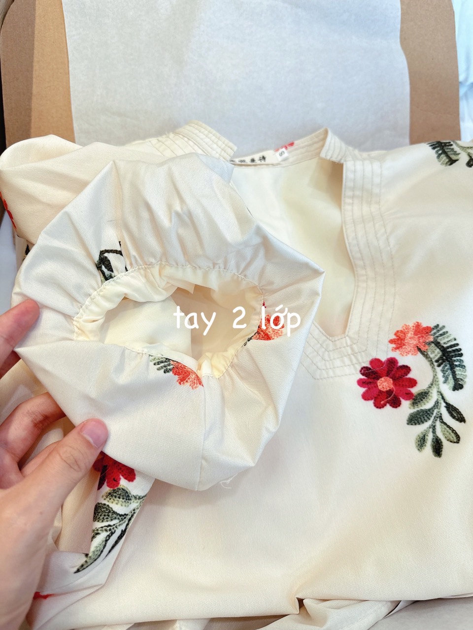 Đầm xòe be hoa đỏ cổ V dây đai 2 lớp DN687