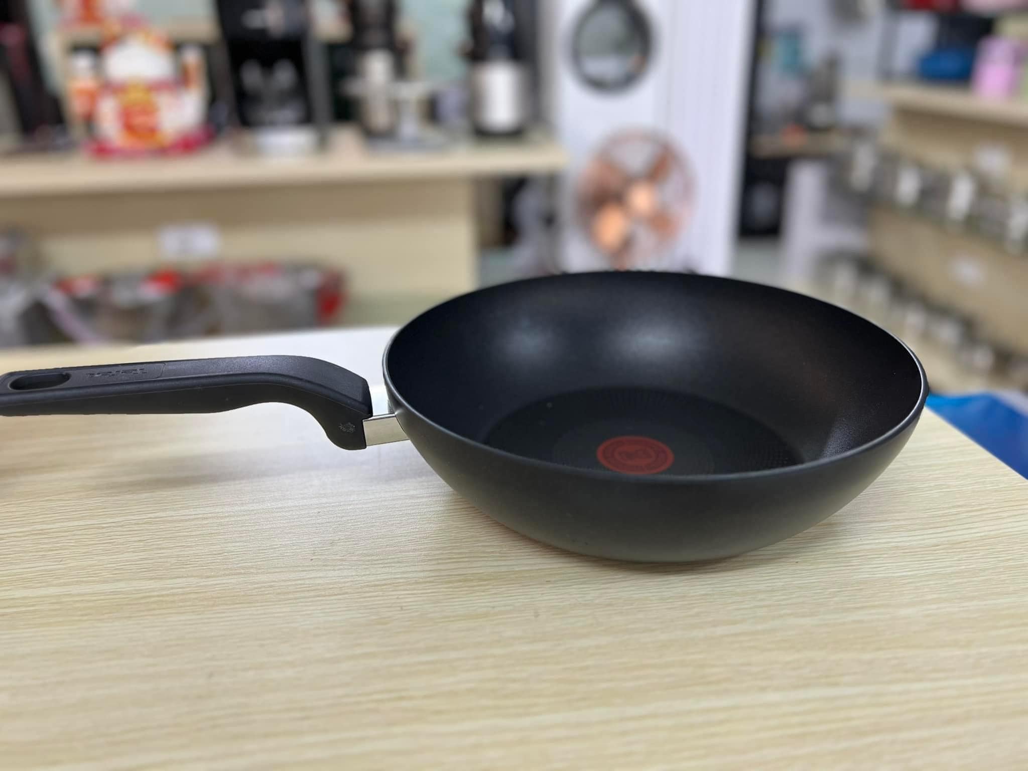 Chảo Sâu Lòng Tefal HARD TITANIUM PRO, Size 28cm, Bề Mặt Đúc Titanium, Chống Dính Hoàn Hảo, Dùng Cho Mọi Loại Bếp, Nhập Khẩu Pháp, Hàng Chính Hãng
