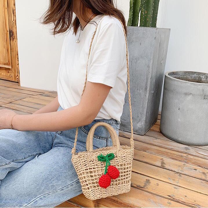 Túi cói cherry có lớp lót vải xinh xỉu, mẹ và bé đều mê luôn nha