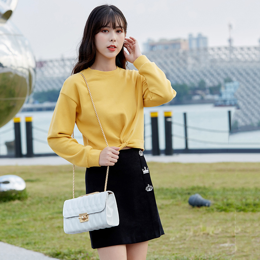 Túi Đeo Chéo Vân Nổi Khóa Vuông T110 Trắng
