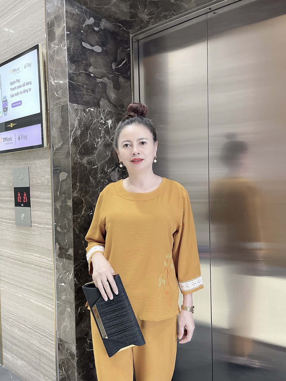Bộ đũi mặc nhà trung niên áo tay lỡ, quần dài Vicci DTL02 vải đũi chun phối họa tiết thêu sang trọng