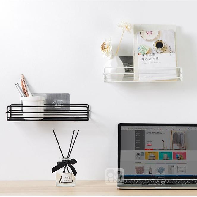 Kệ màu đen dán trường để đồ trang trí