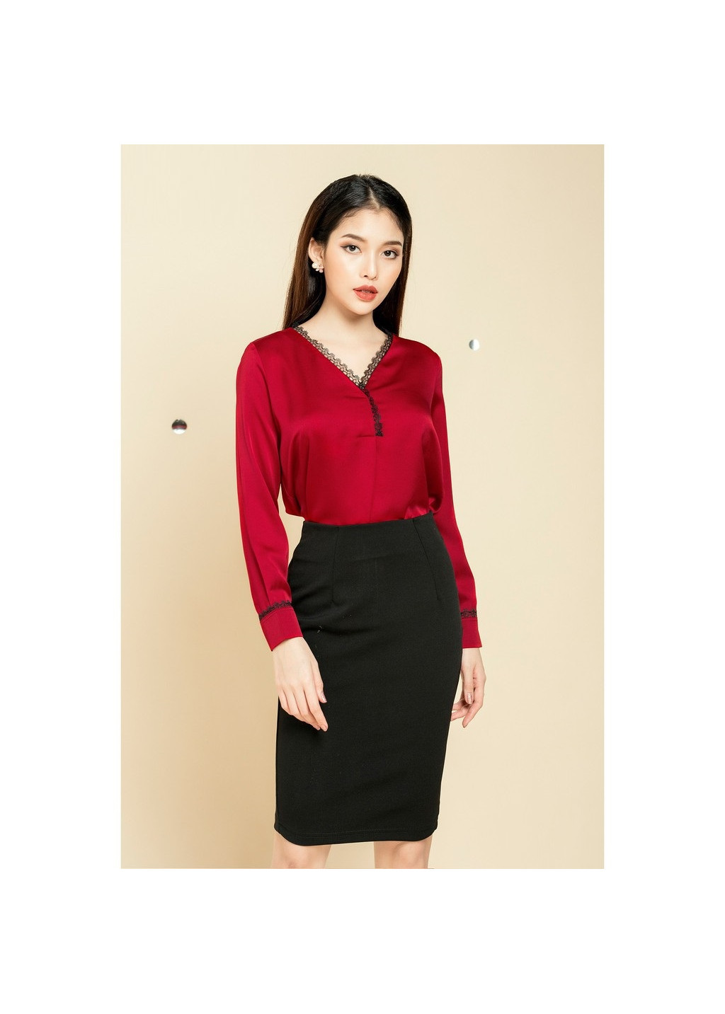 Chân váy bút chì đầu gối xẻ tà sau