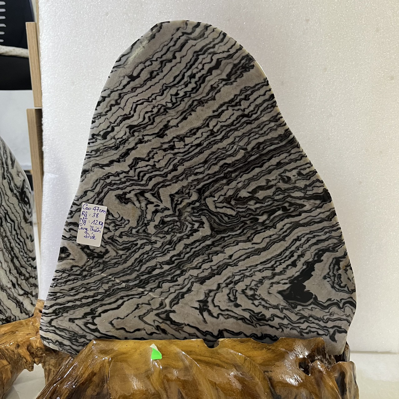 Đá phong thủy tự nhiên trấn trạch vân đen trắng Cao 47 cm nặng 12 kg NHƯ BỨC TRANH SƠN THỦY gồm chân đế gỗ rừng.