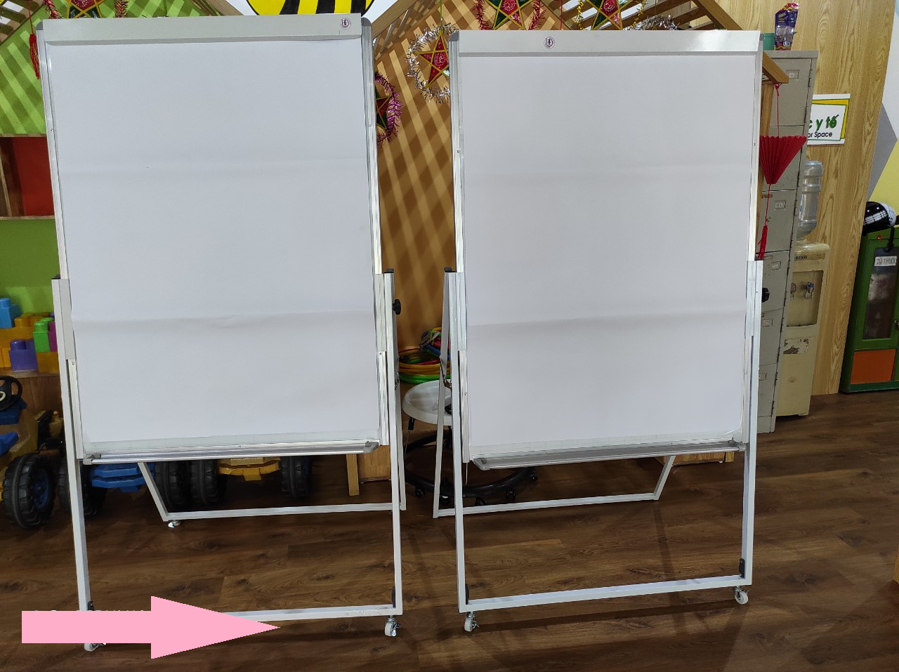 Bảng Flipchart hội thảo điều chỉnh cao thấp 90x120 cm