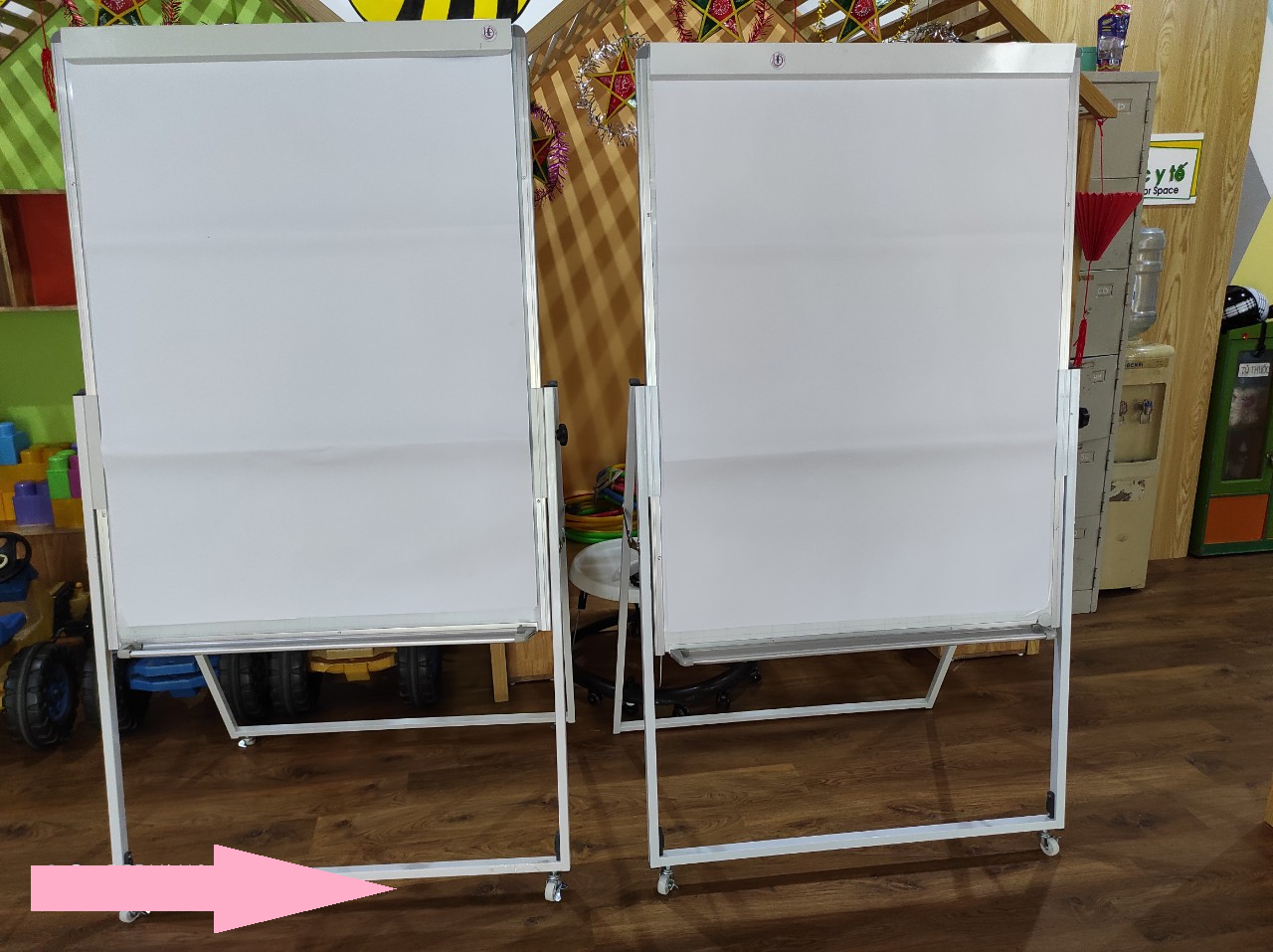 Bảng Flipchart hội thảo điều chỉnh cao thấp 90x120 cm ( Tặng kèm)