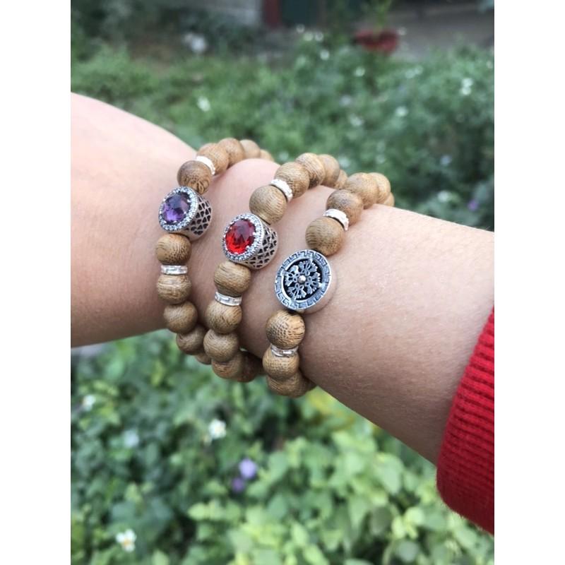 Vòng trầm hương thiên nhiên banh đỏ mix charm
