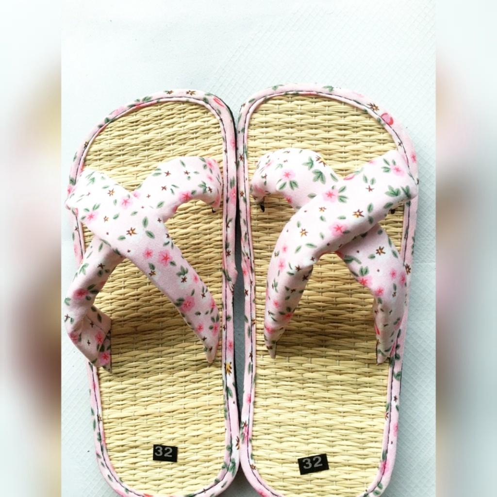 Dép chiếu bé gái