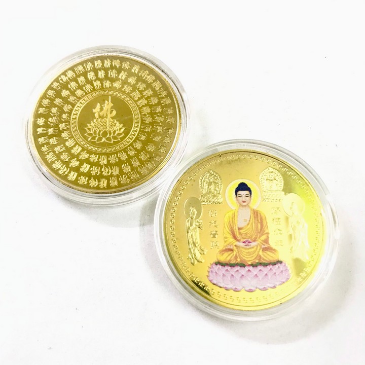 Xu Phật A Di Đà Và Các Vị Bồ Tát In Màu Dùng để cúng dường, Xỏ lỗ đeo dây hoặc treo trên xe ôtô, kích thước 4cm, màu vàng - TMT Collection - SP005271