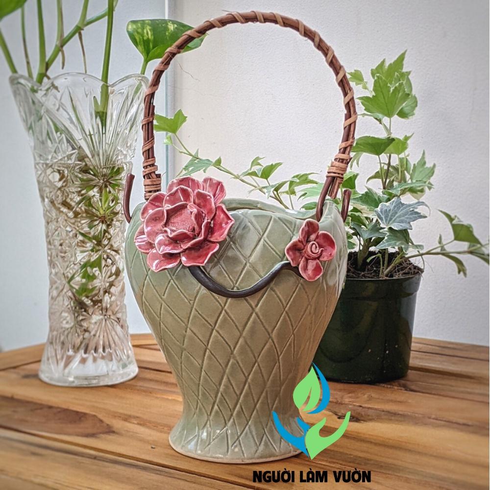 Chậu gốm treo trồng cây cảnh kiểu giỏ hoa đứng màu xanh có hoa đính nổi trên thân chậu