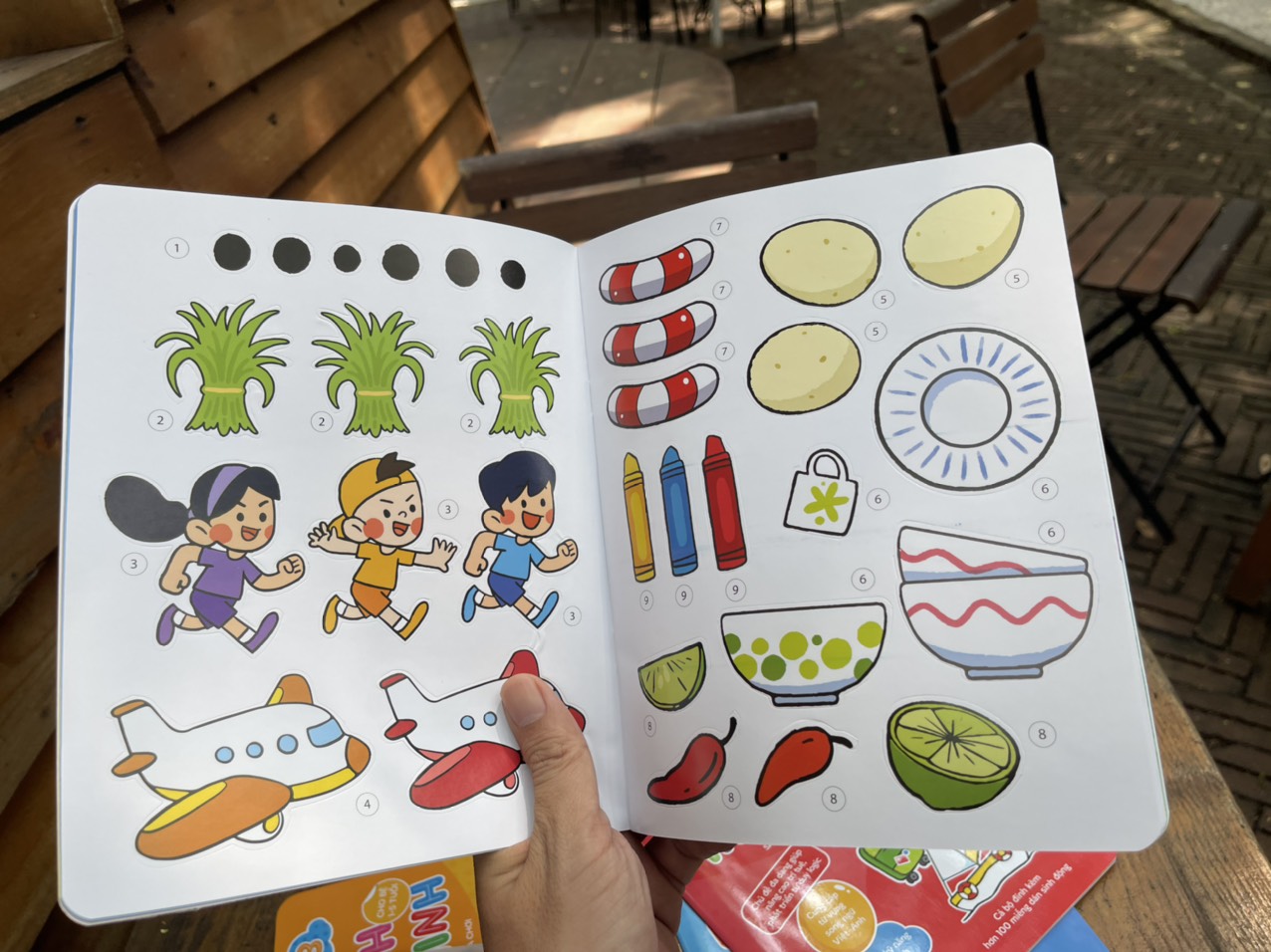 DÁN HÌNH THÔNG MINH: Cho bé 1-5 tuổi sách tương tác vừa học vừa chơi – Phạm Ngọc Điệp – Nhã Nam – NXB Dân trí