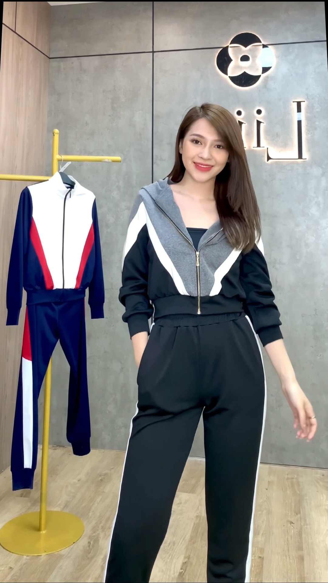 Bộ thể thao nữ màu đen phối ghi vải co giãn mềm mịn cực xinh và năng động phong cách hiện đại Linbi ST0005