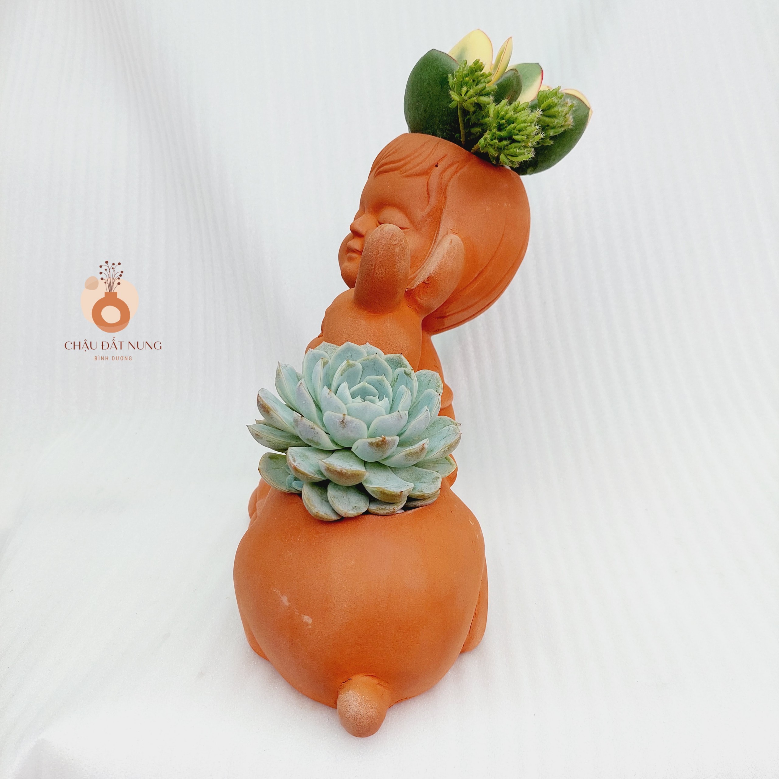 Chậu đất nung Bình Dương - Cô gái Serena và bạn thỏ, miệng chậu 8cm, chiều cao 23cm