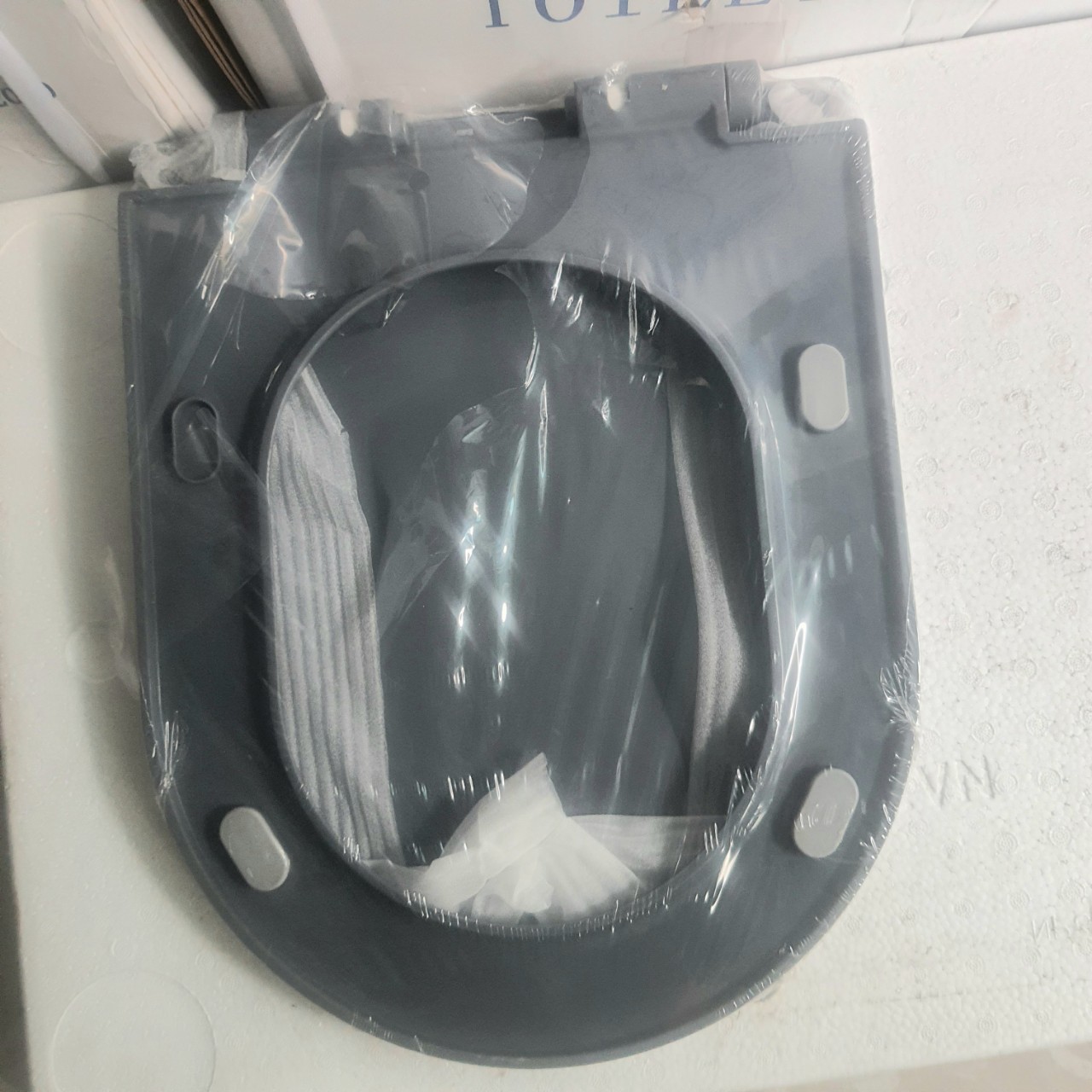 Nắp bồn cầu màu đen và nắp bồn cầu màu trắng dùng cho các sản phẩm bồn cầu tương ứng cùng loại