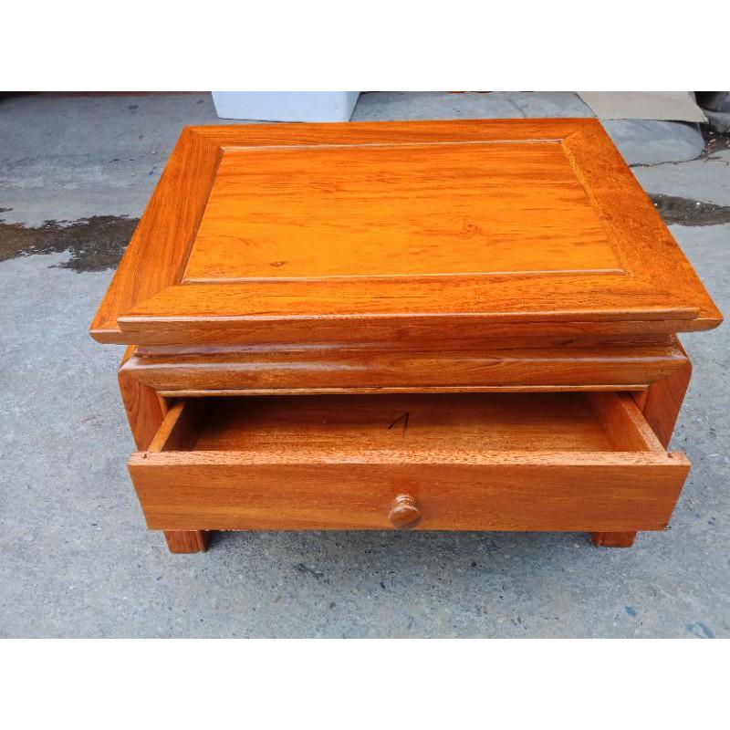 Bàn đọc sách tụng kinh