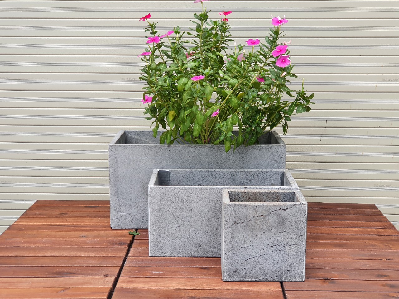 Chậu treo tường trồng cây bằng đá ong xám tự nhiên KT Dài 30xR15xC15cm, ốp tường ban công, giếng trời, sân thượng bền đẹp chịu được mọi thời tiết