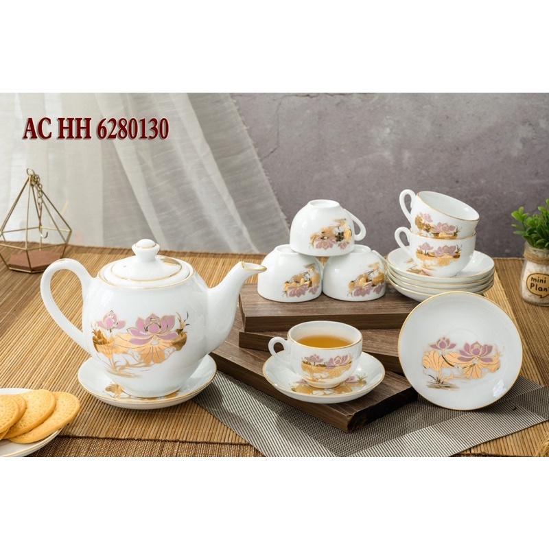 Bộ ấm trà men trắng ngà, họa tiết vẽ vàng. Gốm sứ Bát Tràng.