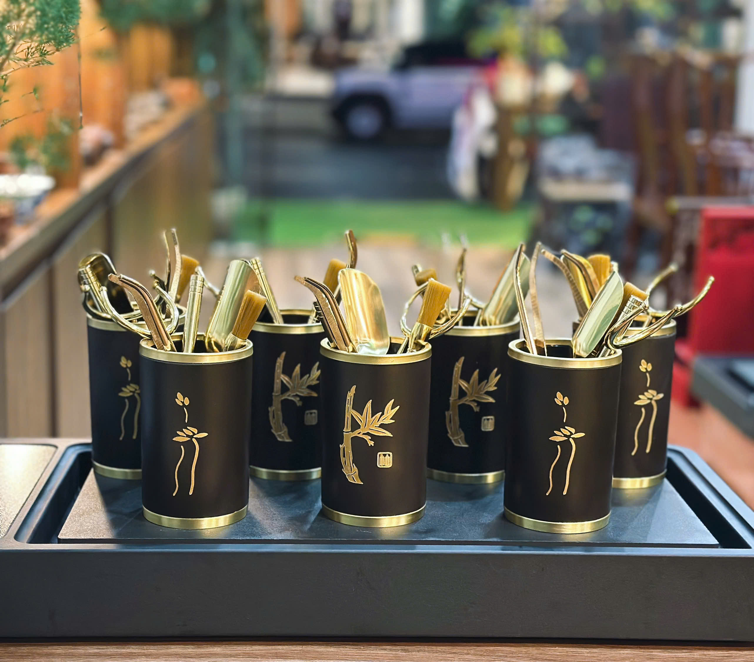 BỘ TRÀ CỤ ỐNG TRE GỖ BAKELITE HỌA TIẾT SEN VÀ TRÚC - 5 CHI TIẾT - BỀN BỈ - VIỆT LONG TRÀ