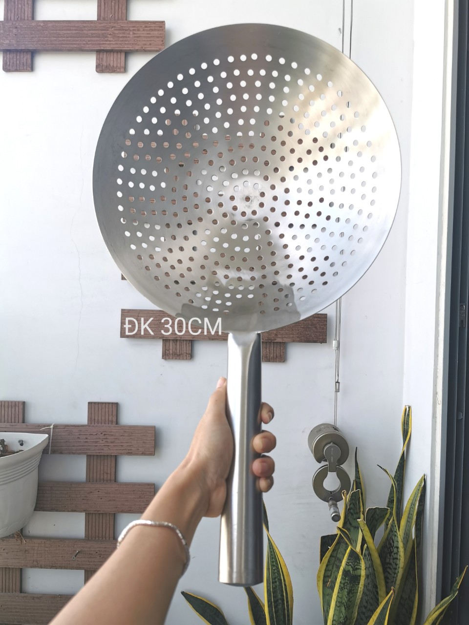 Vợt Vớt Xương/ Vớt Mì Cán Inox Loại 1 dày 1,2 ly Tặng 1 Rổ Nhựa Hình Ovan