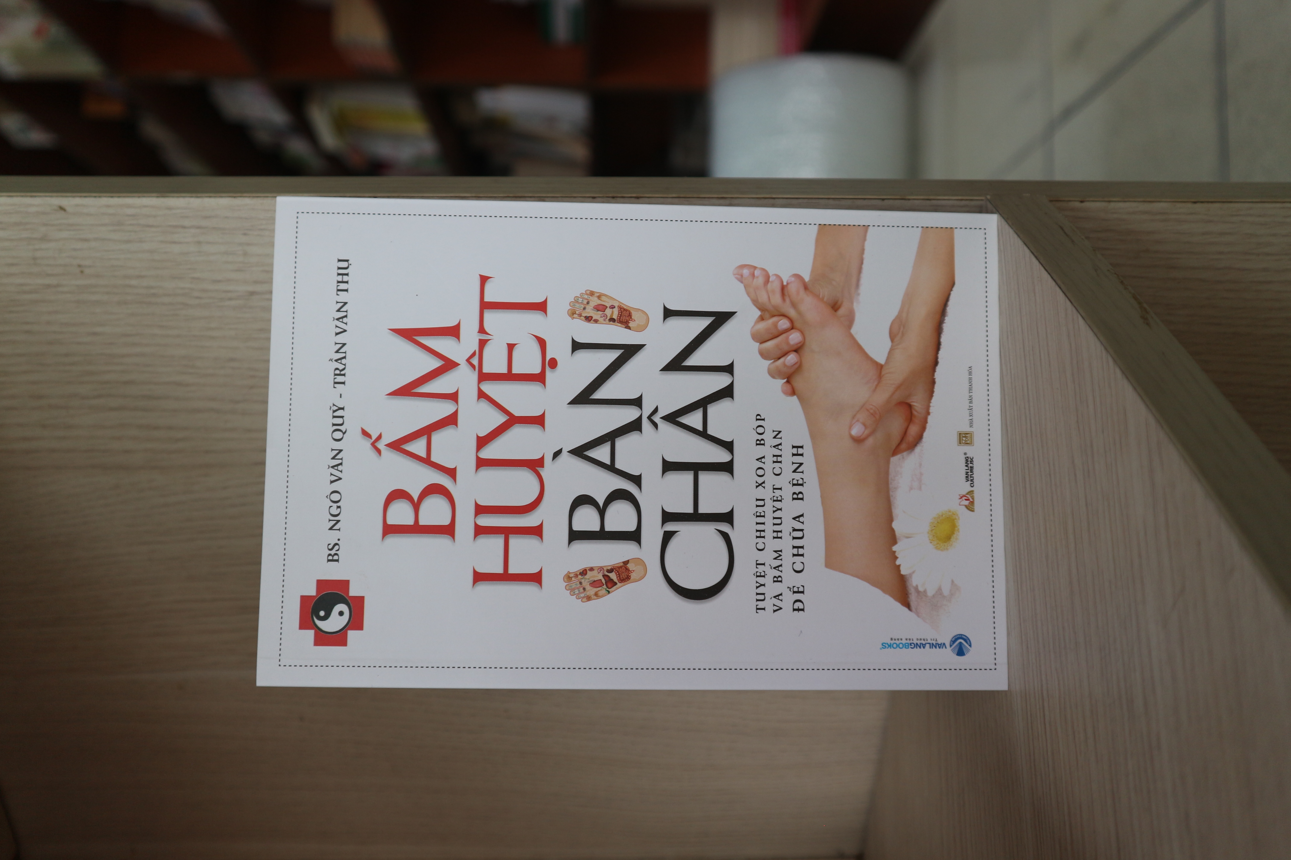 Bấm Huyệt Bàn Chân - Vanlangbooks - Tái Bản 2023