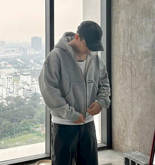 Áo khoác thun nỉ dày mịn,nón rộng 2 lớp ,gắn mạc logo ,dây kéo phao,tay phồng rộng, bo dệt.form boxy, có túi trong thời trang