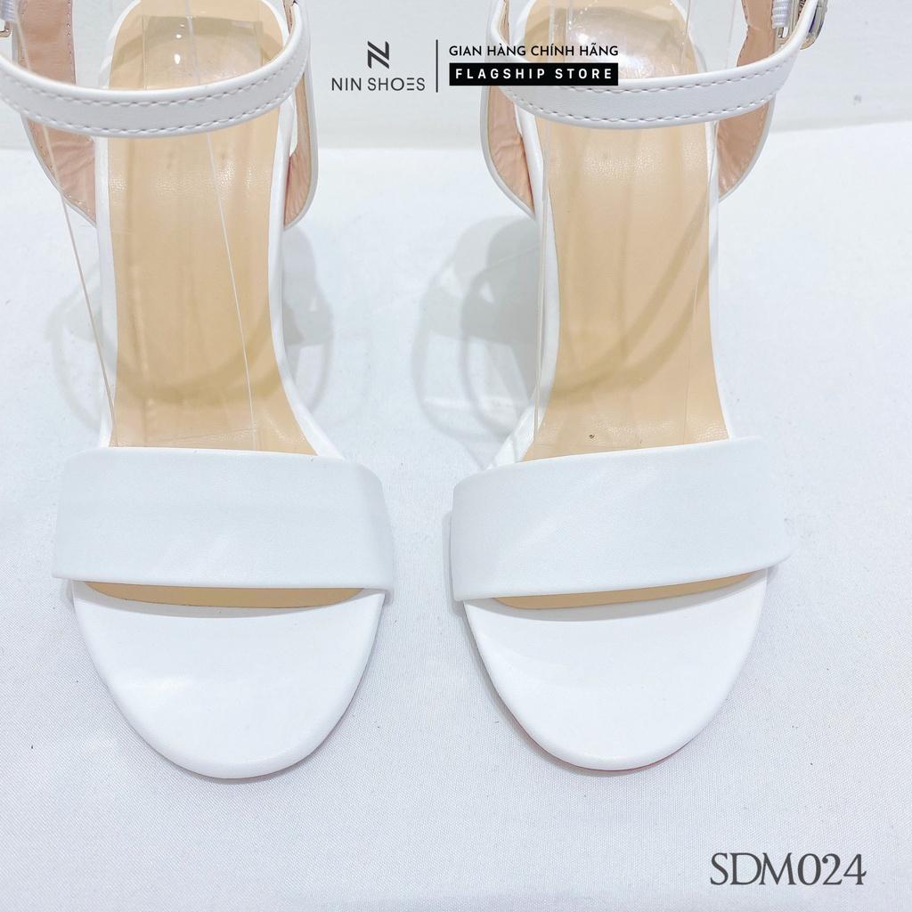 Giày sandal nữ Ninshoes - Sandal mũi tròn quai to cài ngang chân gót trụ vuông 7p