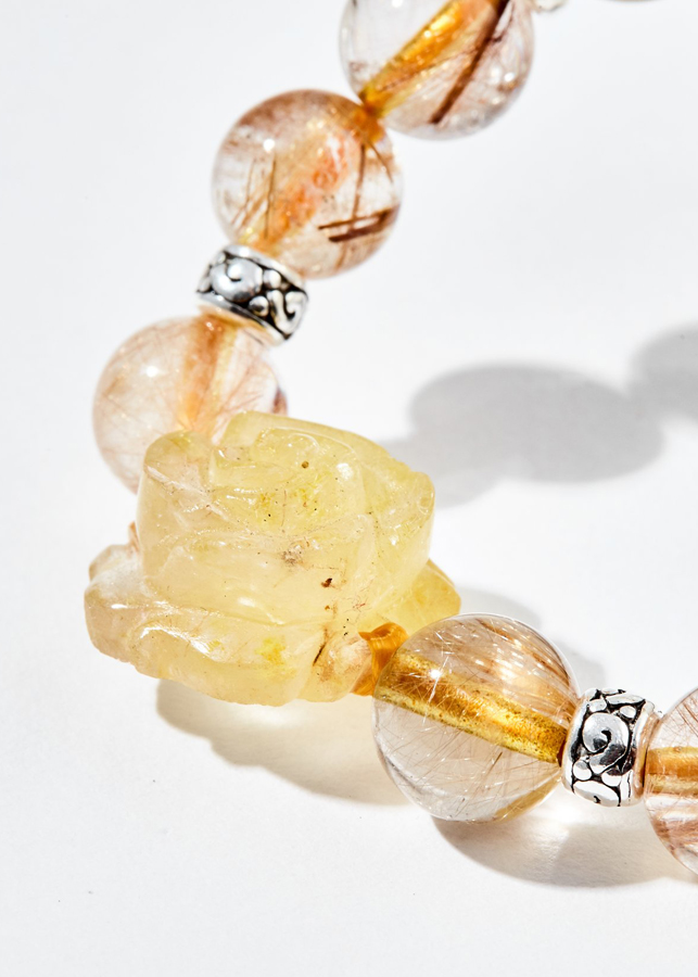 Vòng tay thạch anh tóc vàng charm mẫu đơn Ngọc Quý Gemstones