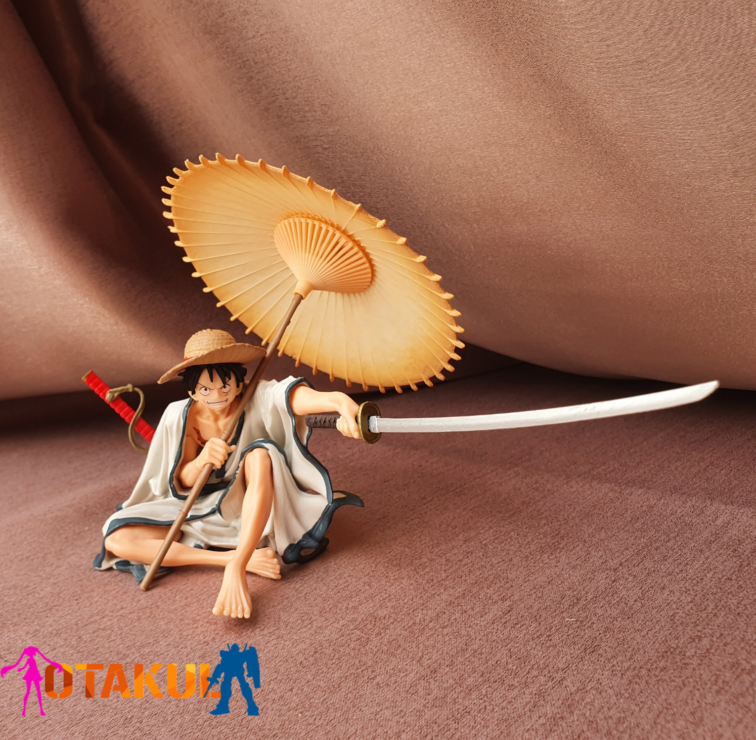 Mô Hình Figure Monkey D. Luffy Tư Thế Ngồi Cầm Ô - One Piece