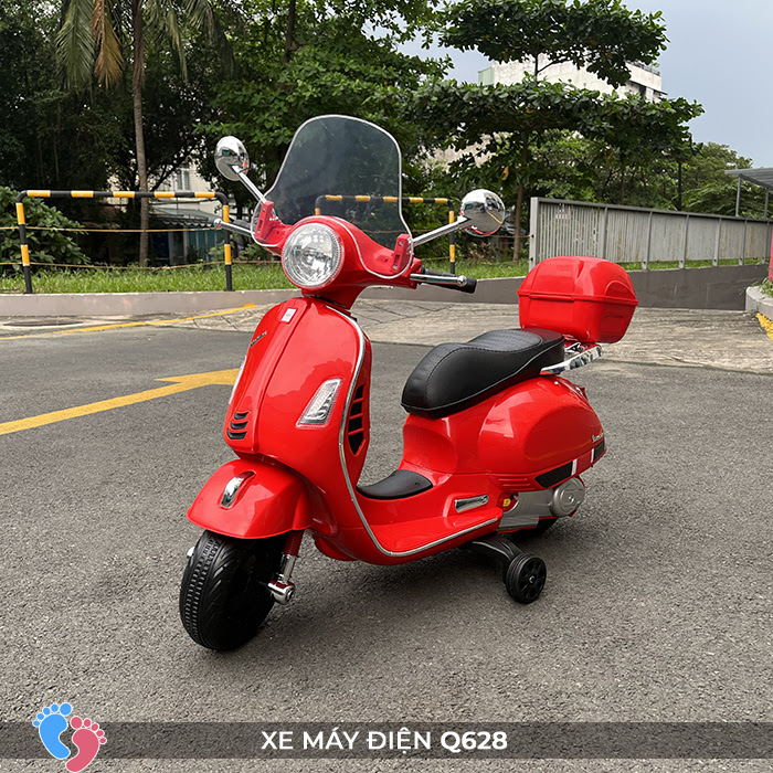 Xe máy Vespa có kính chắn gió và cốp, hộp để đồ chơi cho bé BABY PLAZA Q628