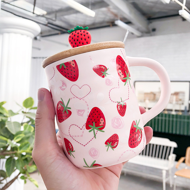 Ly cốc Sứ Kèm thìa nắp gỗ Strawberry ngọt ngào