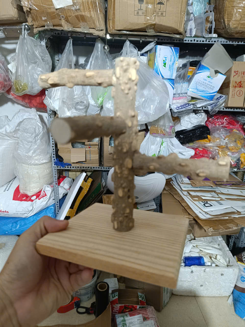 1 CẦU ĐỨNG ĐỂ BÀN GỖ GẠO (NHIỀU SIZE) DÙNG CHO CÁC DÒNG VẸT ĐỨNG CHƠI