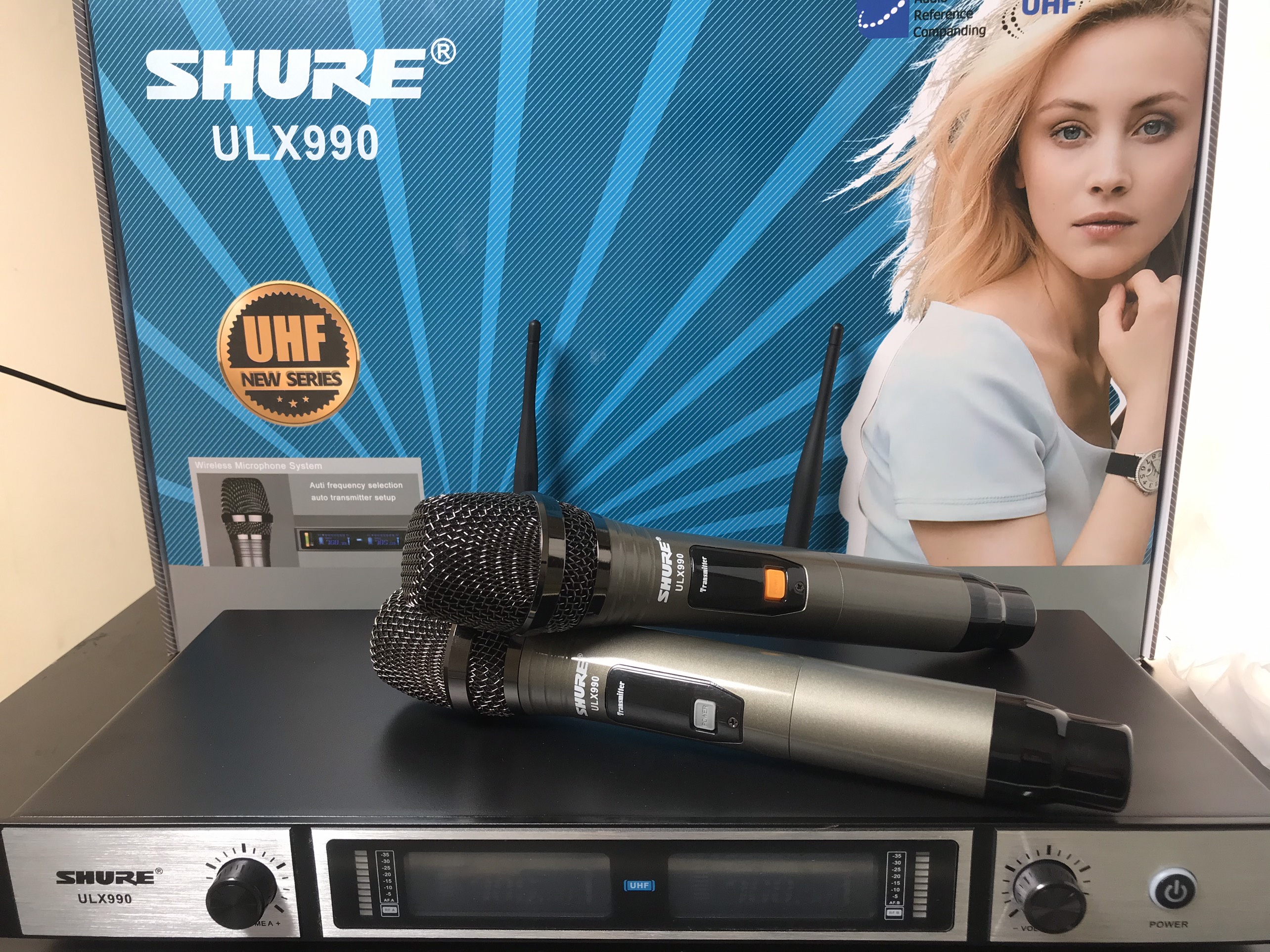 Micro không dây Shure ULX990 - Mic karaoke gia đình, sân khấu - Độ nhạy cao, bắt sóng xa, chống hú rít - Thiết kế sang trọng, bắt mắt -  Dễ dàng phối ghép với các thiết bị âm thanh khác - Hàng nhập khẩu loại I