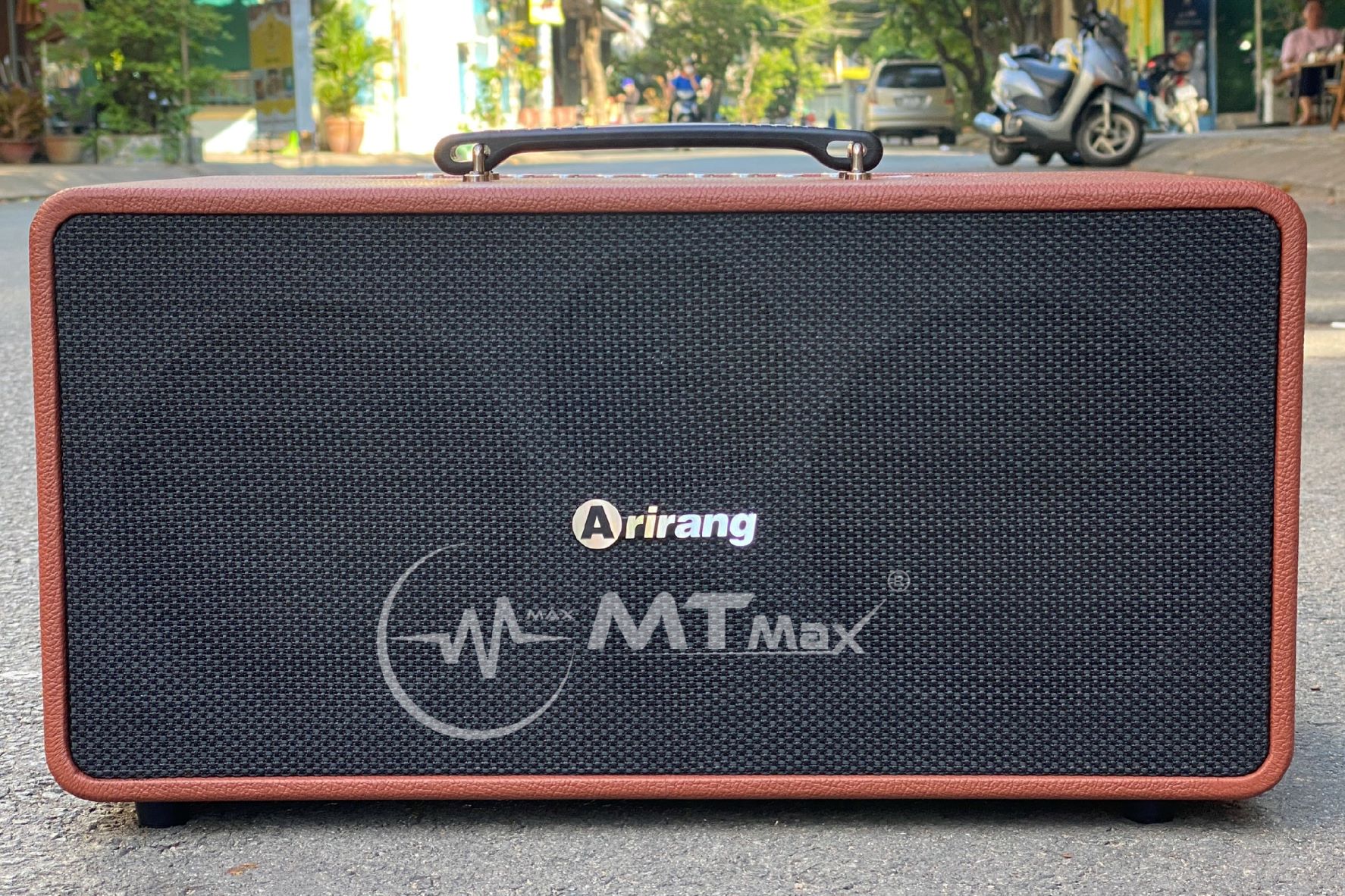 Loa kéo Arirang MB2 - Loa di động 3 đường tiếng (2 Loa bass 6.5 inch và 1 mid, 1 treble) - Công suất đến 480W - Kết nối bluetooth 5.0, HDMI, cổng quang (Optical) - Tích hợp chống hú FBX, Reverb hát karaoke cực hay - Kèm 2 micro UHF - Hàng chính hãng