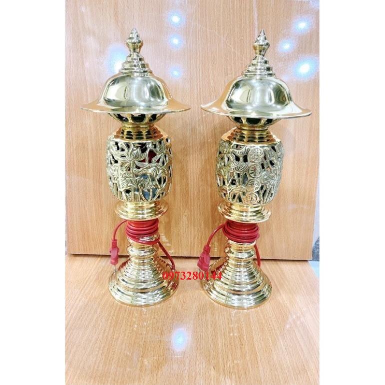 Đôi đèn thờ họa tiết hoa sen màu vàng bóng bằng đồng cao 38cm