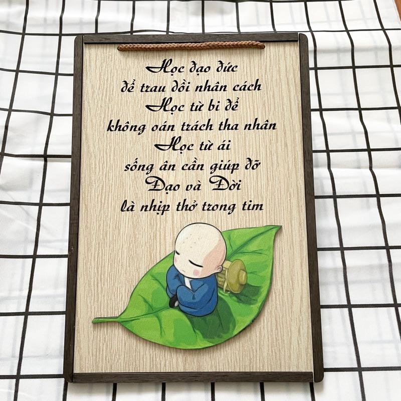 Tranh gỗ lời dạy ĐẠO VÀ ĐỜI LÀ NHỊP THỞ TRONG TIM hình chú tiểu 20x28cm