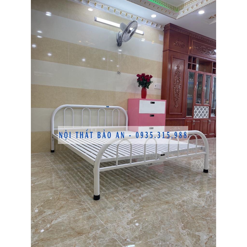 Giường sắt kích cỡ 3 người nằm 1m8x2m