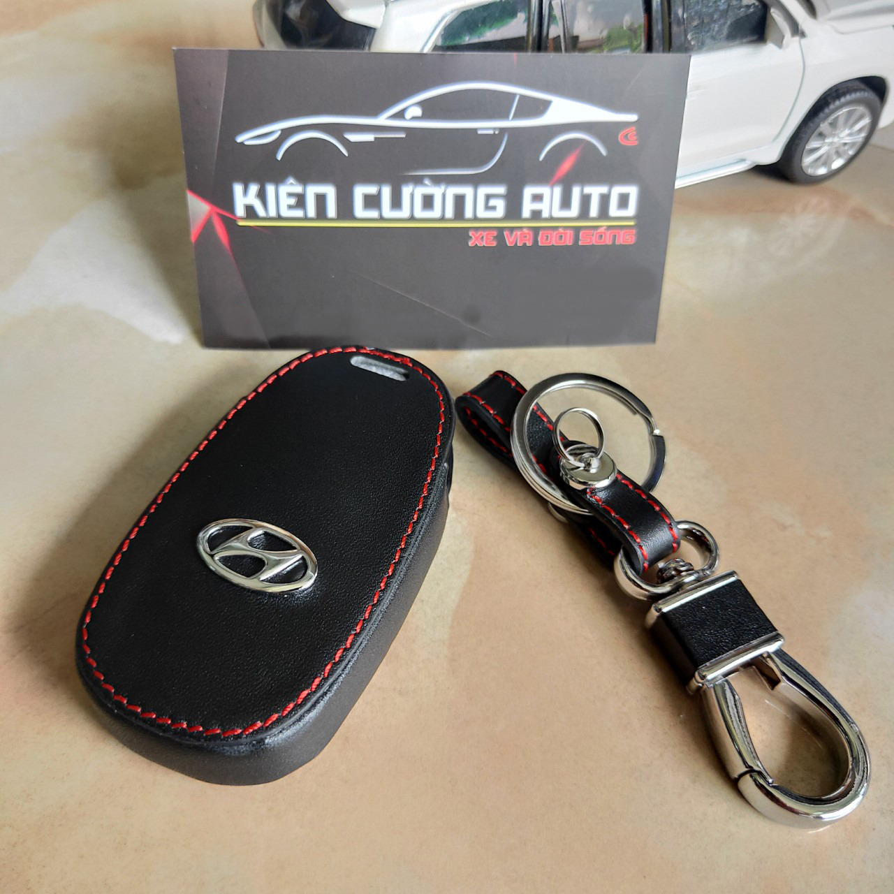 Bao da Chìa Khóa ô tô kèm móc khóa Xe Hyundai SantaFe 2013-2018 loại 3 nút Mẫu Chìa Thông Minh