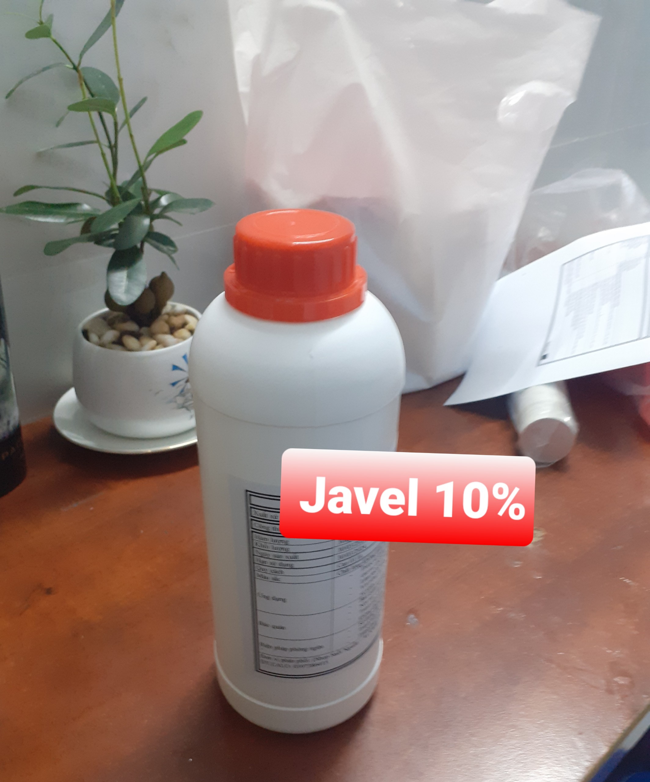 chai 1 lít javel 10% tẩy trắng quần áo, khử khuẩn, lau sàn.