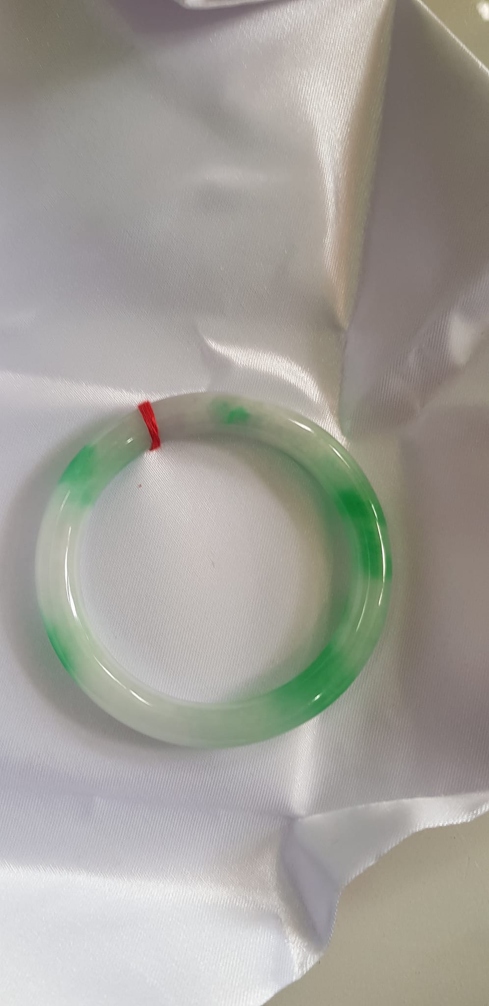 Vòng tay nữ đá Cẩm Thạch tự nhiên mới TR LÝ IC 51mm x chột 8mm Vòng màu trắng xanh lý vân bóng đều đẹp nữ 50kg - 54kg đeo ạ