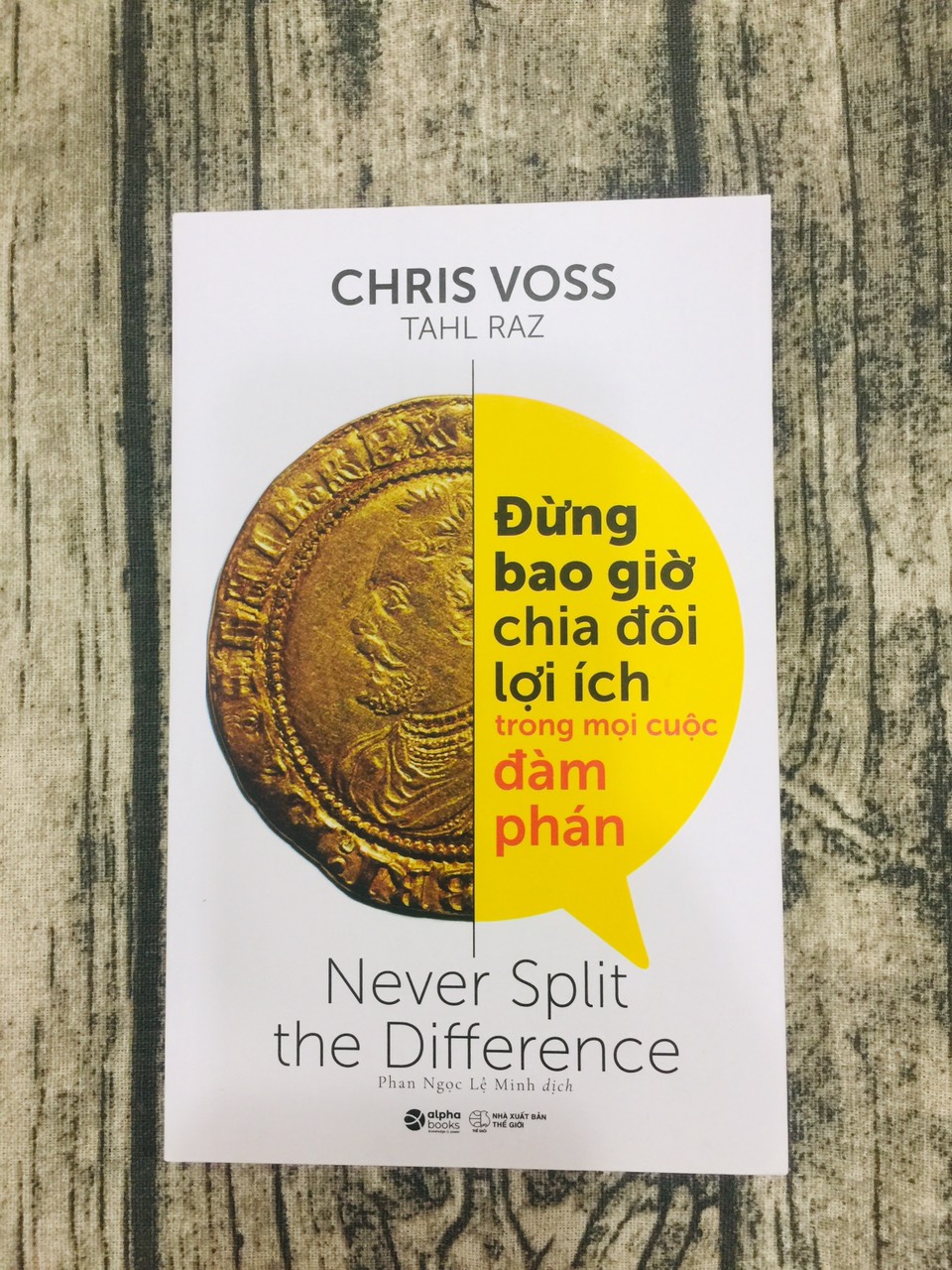 Đừng bao giờ chia đôi lợi ích trong mọi cuộc đàm phán - Chris Voss, Tahl Raz