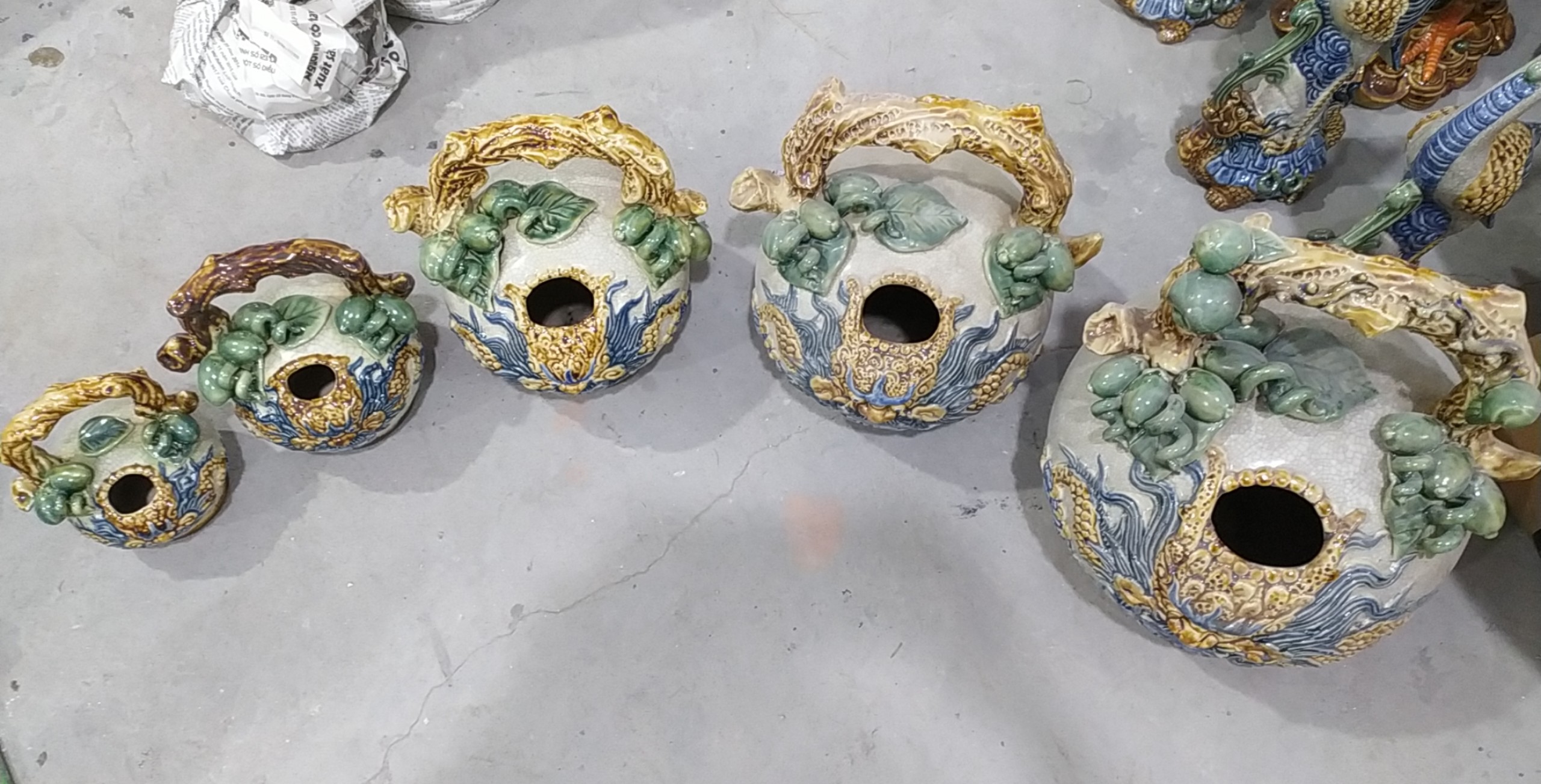 Bình vôi men rạn đắp nổi gốm Gia Hưng Bát Tràng