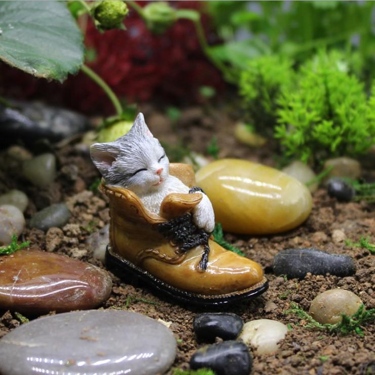 Mô hình mèo con ngủ trong giày dễ thương sống động dùng trang trí thủy sinh, tiểu cảnh, terrarium, DIY