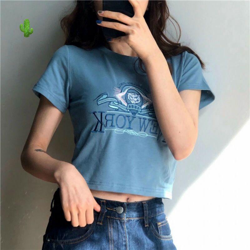 Áo croptop xanh dương phối chữ