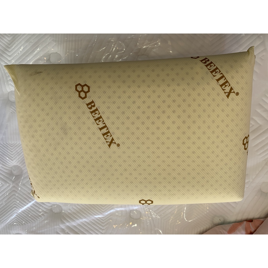 Gối cao su 100% từ thiên nhiên BEETEX OVAL có độ đàn hồi cao, mềm mại, mang đến giấc ngủ thoáng mát nhất. - Tặng kèm vỏ gối