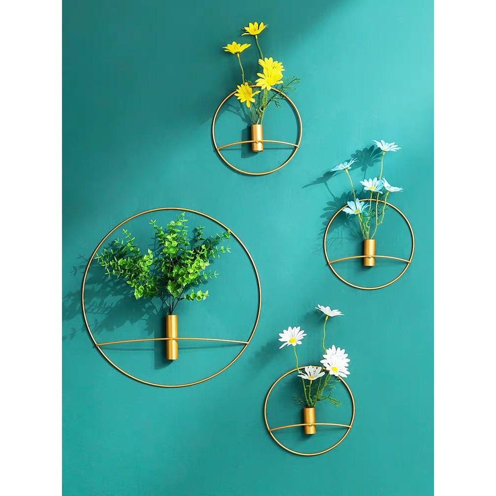 Giá sắt treo hoa trên tường decor