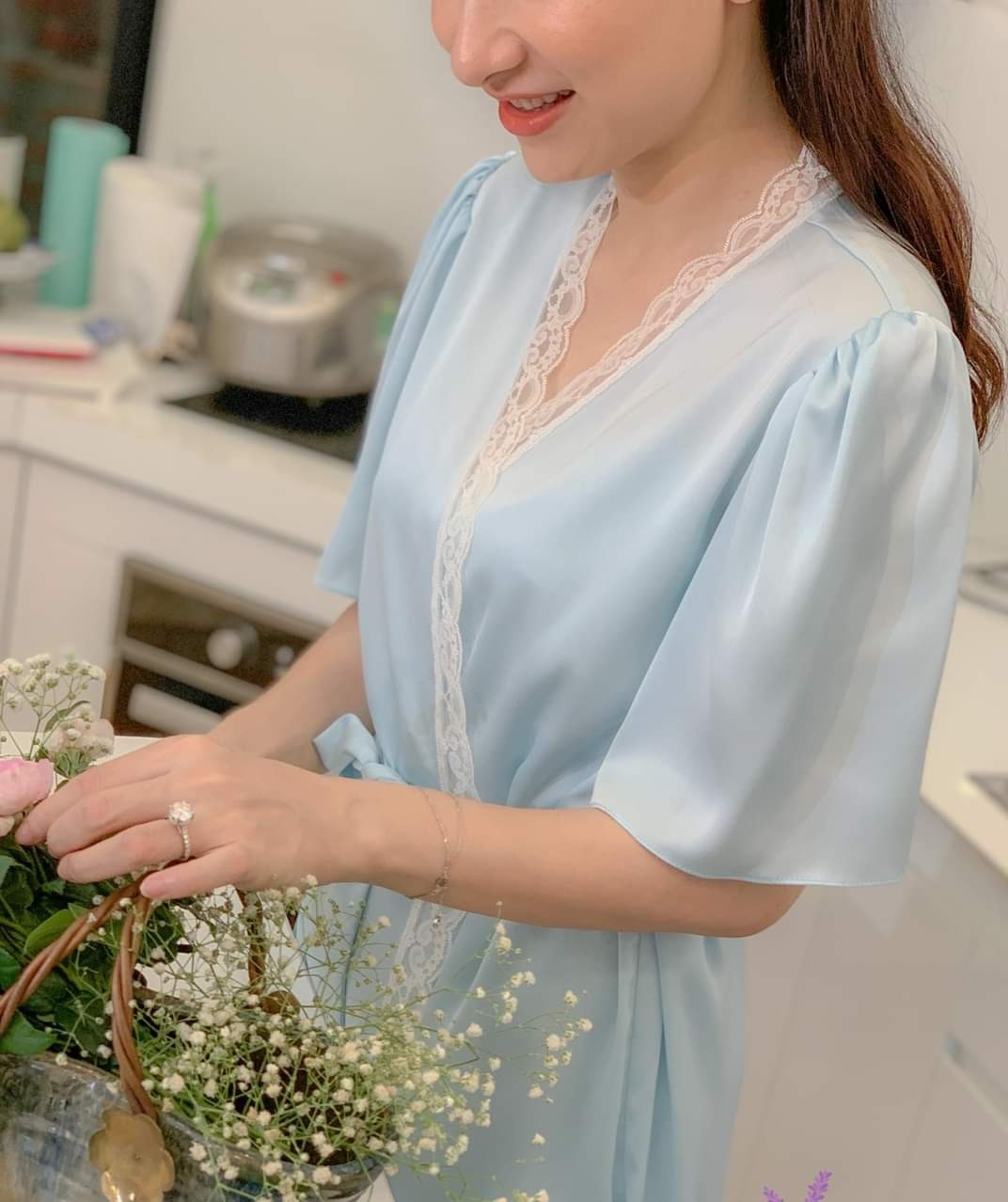 - Áo choàng ngủ lụa dáng dài qua gối phối ren viên sang chảnh mặc nhà,chụp hình cô dâu Freesize dưới 70kg